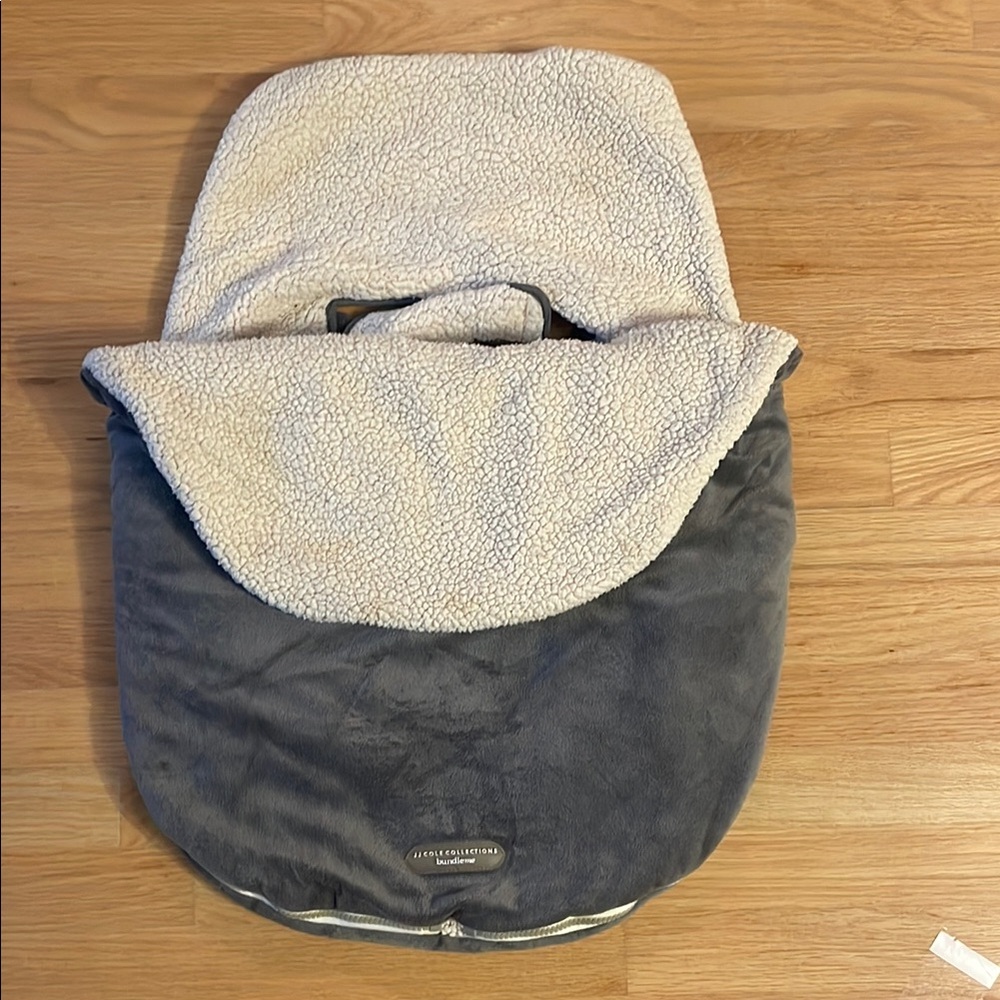 Cozy JJ COLE original bundle me infant footmuff bunting, full zip.